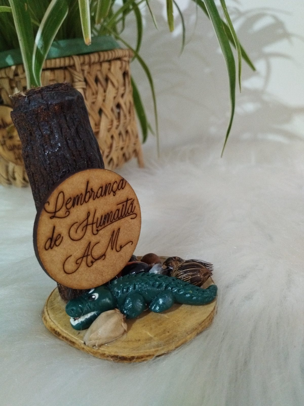 Porta-canetas com jacaré verde e placa de Humaitá visto de lado