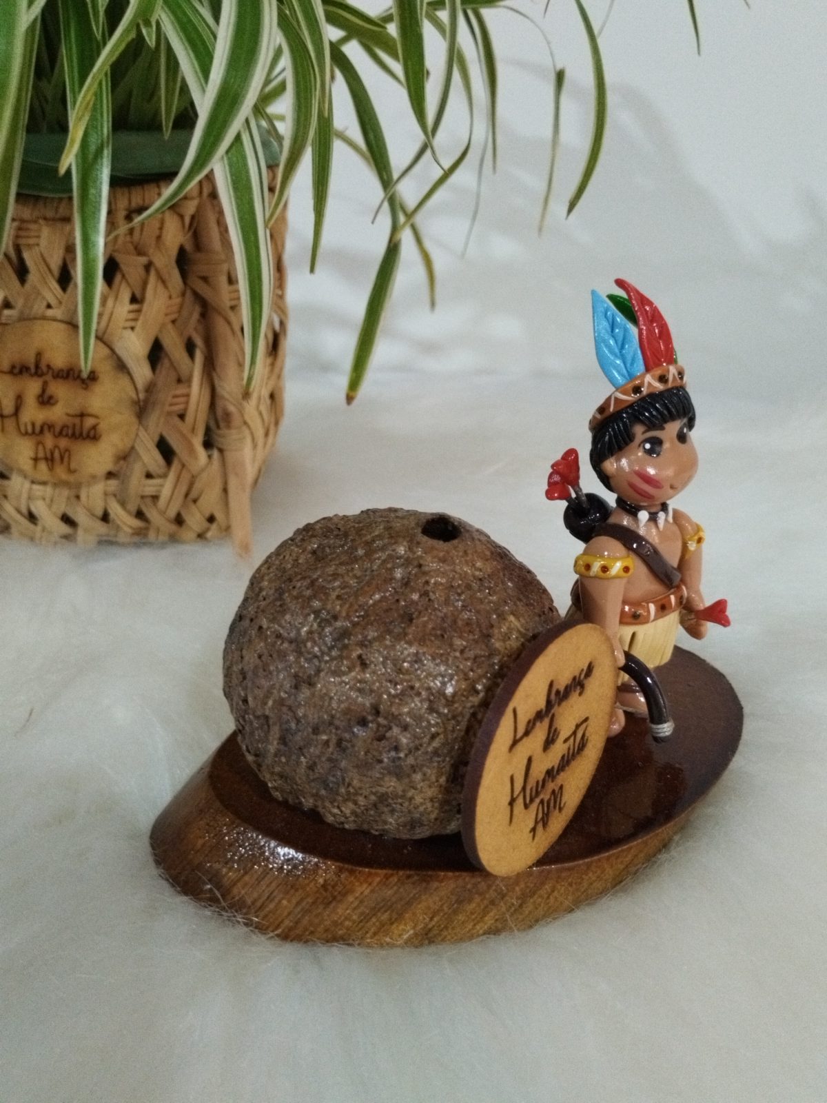 Peça decorativa com lateral da miniatura indígena, esfera natural e placa de Humaitá-AM