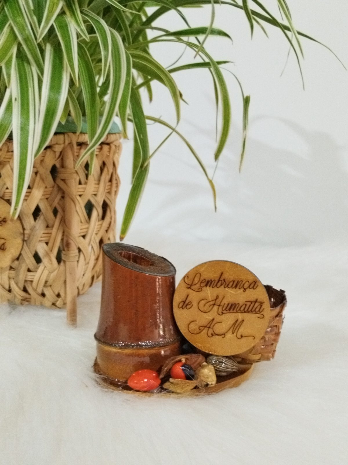 Peça decorativa rústica de bambu com cesto, sementes e placa gravada de Humaitá AM