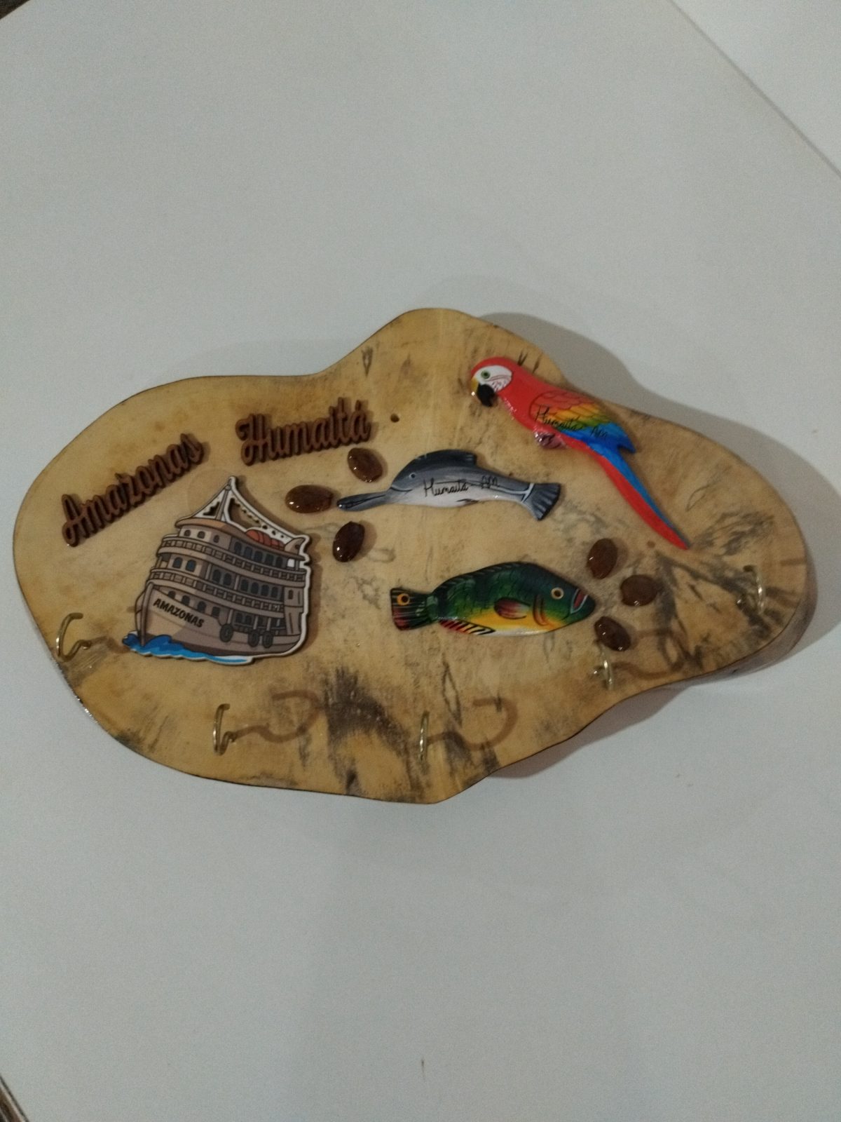 Porta-chaves rústico com frase Lembranças Humaitá, arara, peixes, sementes e ganchos