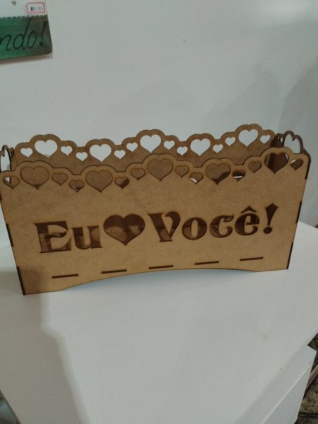 Cestinha de madeira com borda de corações e a frase Eu amo você gravada.