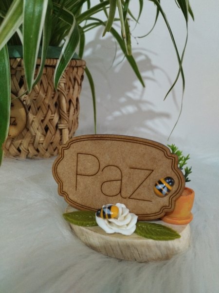 Porta-canetas de madeira com plaquinha escrita Paz, decorado com flor e abelhas.