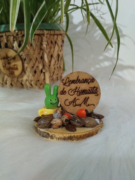 Enfeite de madeira com plaquinha escrita Lembrança de Humaitá-AM e sementes.