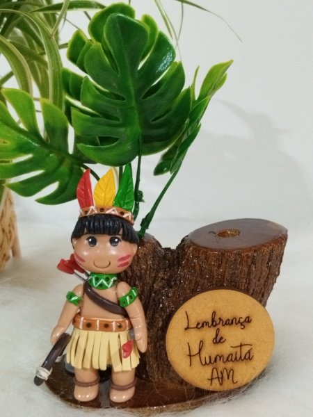 Porta-canetas de madeira com boneco de índio ao lado e placa gravada.