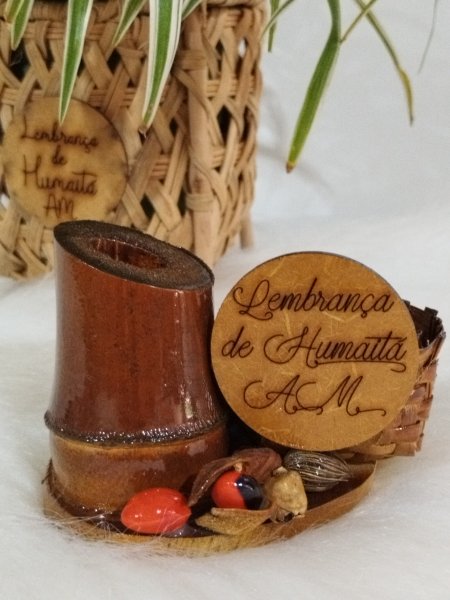 Peça decorativa em base de madeira com bambu cortado, sementes coloridas e placa Lembrança de Humaitá AM.